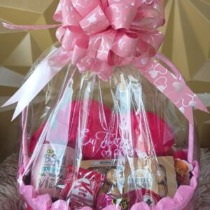 Cesta com Coração de Pelúcia+Caneca de Porcelana 350ml+Chocolates Variados