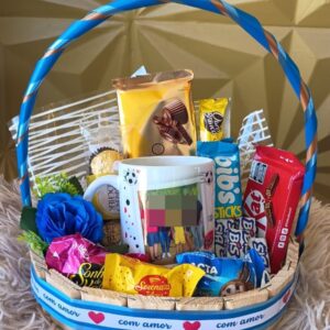 Cesta com Caneca de Porcelana Personalizada e Chocolates